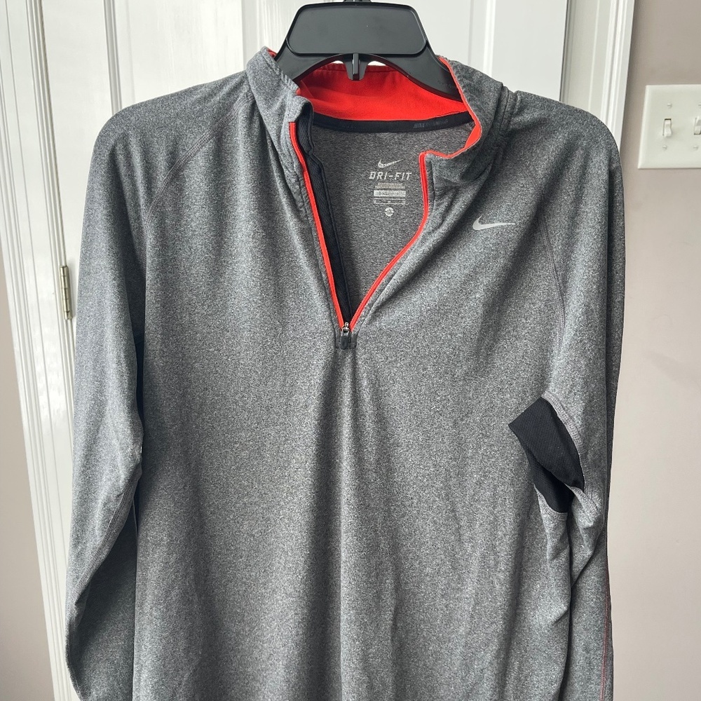 A2 - #110 MENS Pullover NIKE Running 1/4 Zip, Gray Dri-Fit, Medium
